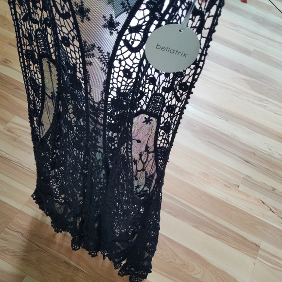 Black Sleveless Crochet Lace Vest - Picture 4 of 6